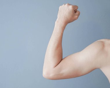 Gri arka plan, sağlık ve tıbbi kavramı ile arka kol adam