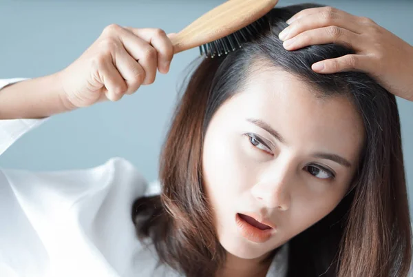 Mulher mão segurando pente com grave problema de perda de cabelo para cuidados de saúde shampoo e conceito de produto de beleza, foco seletivo — Fotografia de Stock