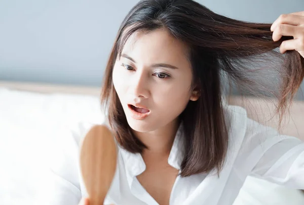 Peine de mano de mujer con grave problema de pérdida de cabello para el champú para el cuidado de la salud y el concepto de producto de belleza, enfoque selectivo — Foto de Stock