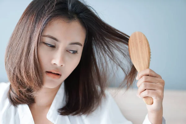 Mulher mão segurando pente com grave problema de perda de cabelo para cuidados de saúde shampoo e conceito de produto de beleza, foco seletivo — Fotografia de Stock