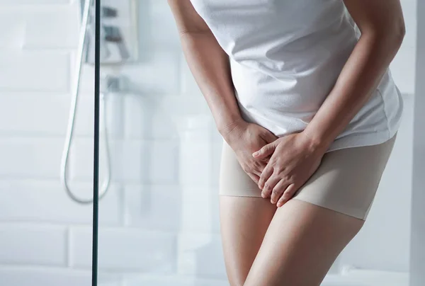 Close up Frau Bauchschmerzen mit Toilette in der Früh, Gesundheitskonzept, selektiver Fokus — Stockfoto