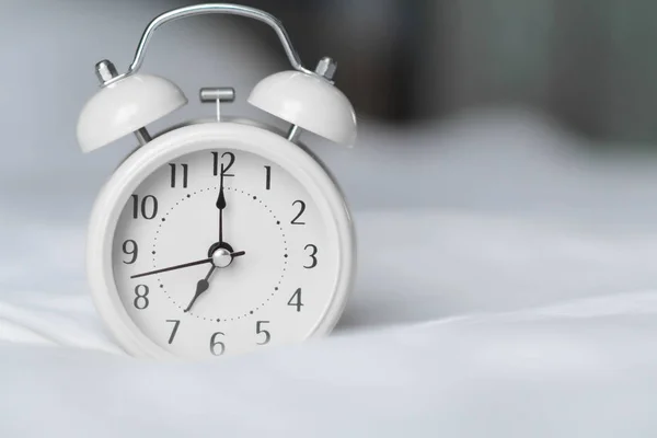 Relógio de alarme em branco ruim para acordar o tempo com a luz da janela, foco seletivo — Fotografia de Stock