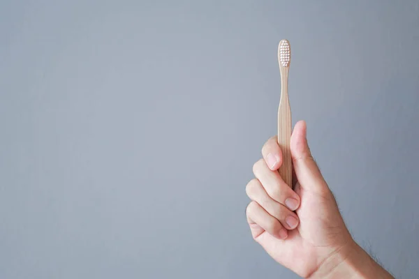 Cepillo de dientes de madera con fondo gris, concepto de cuidado de la salud — Foto de Stock