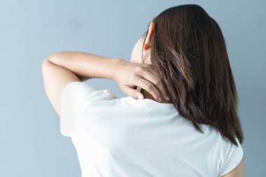 Yakın plan kadın boynu ağrılı, sağlıklı bakım ve tıbbi konsept ile tutuyor.