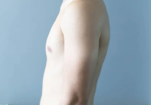 Sidoutsikt över kroppen asiatisk man hud med blå bakgrund, hälsovård och medicinskt koncept — Stockfoto