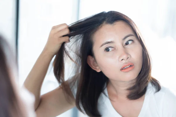Mulher olhando reflexão no espelho grave problema de perda de cabelo para shampoo cuidados de saúde e conceito de produto de beleza — Fotografia de Stock