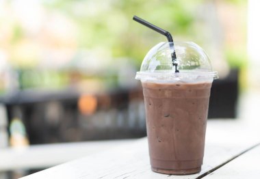 Tahta masadaki buzlu çikolatayı kapat, seçici odaklanma.