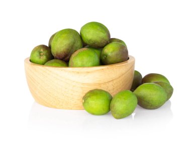 Beyaz arka plan, bitki ve tıbbi izole ahşap kase Chebulic Myrobalans