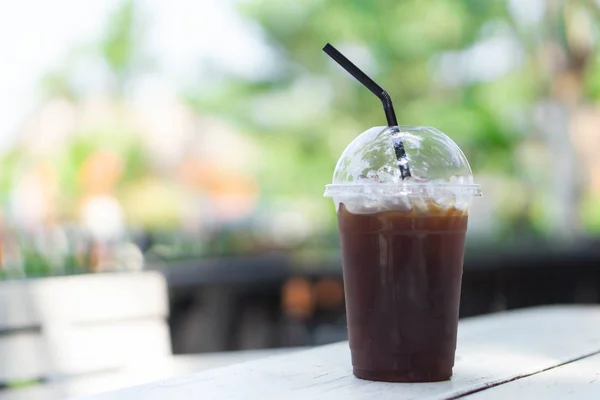 Gros plan verre de glace americano café sur table en bois, mise au point sélective — Photo