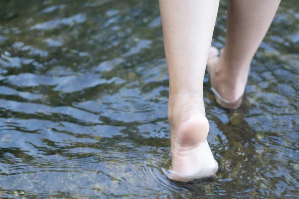 Женщина ноги ходить по воде в реке для отдыха чувство — стоковое фото