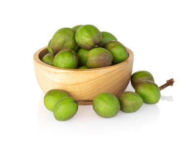 Beyaz arka plan, bitki ve tıbbi izole ahşap kase Chebulic Myrobalans