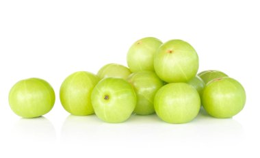 Beyaz arka plan, ot ve tıbbi meyve sağlık kavramı için izole taze Hint bektaşi üzümü