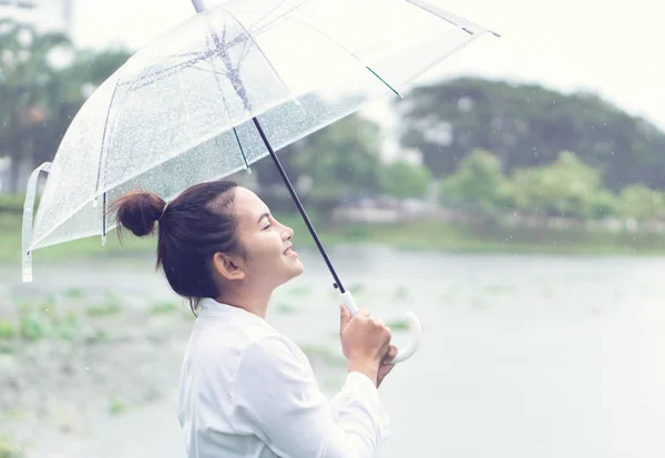雨季の傘を持つ笑顔と幸せな女性、ヴィンテージトーン — ストック写真