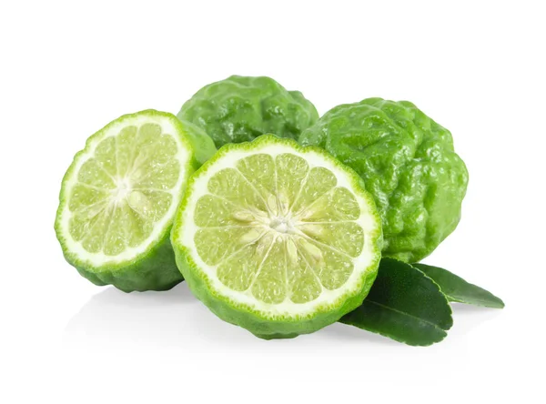 Verse bergamot fruit Slice met groen blad geïsoleerd op witte achtergrond, kruid en medische — Stockfoto