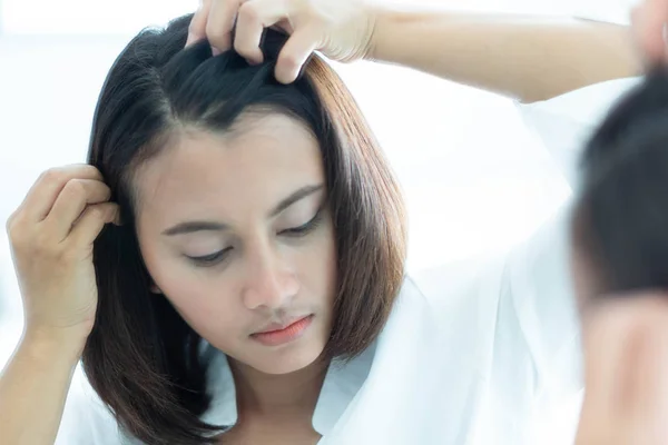 Mujer mirando reflejo en el espejo grave problema de pérdida de cabello para el cuidado de la salud champú y concepto de producto de belleza — Foto de Stock