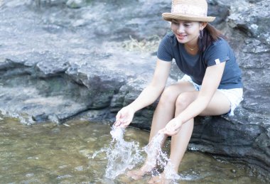 Mutlu kadın nehirde sıçrama ile su oynarken, zaman dinlenmek