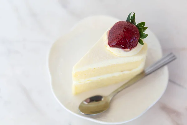 Gros plan Gâteau au lait délicieux sur fond de table en verre, foyer sélectif — Photo