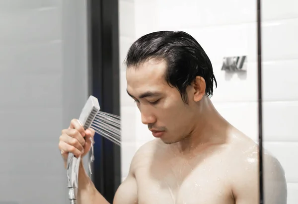 Çekim yakışıklı Asya adam alma bir duş içinde bu banyo, seçici odak — Stok fotoğraf