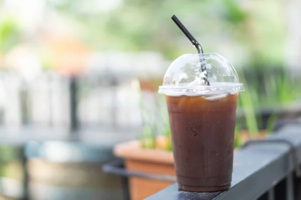 Gros plan verre de glace americano café sur table en bois, mise au point sélective — Photo