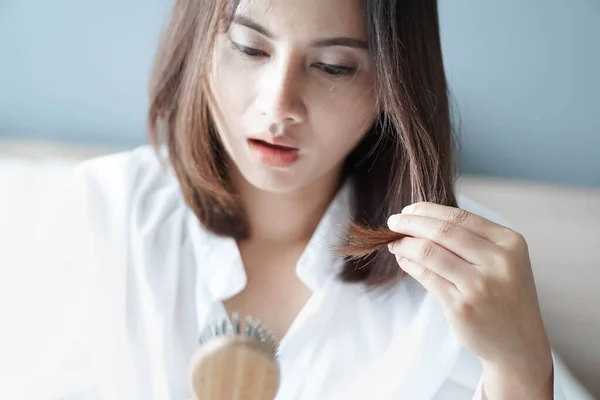 Ruční hřeben pro ženy se závažnými problémy se ztrátou vlasů u šampónu pro zdravotnictví a koncepce výrobků krásy, selektivní zaměření — Stock fotografie