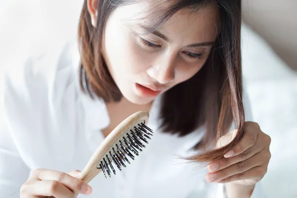 Ruční hřeben pro ženy se závažnými problémy se ztrátou vlasů u šampónu pro zdravotnictví a koncepce výrobků krásy, selektivní zaměření — Stock fotografie