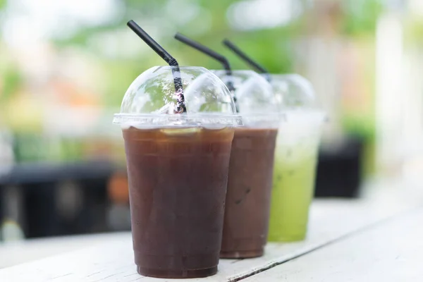 Gros plan verre de thé vert matcha glacé et café glacé sur table en bois, mise au point sélective — Photo