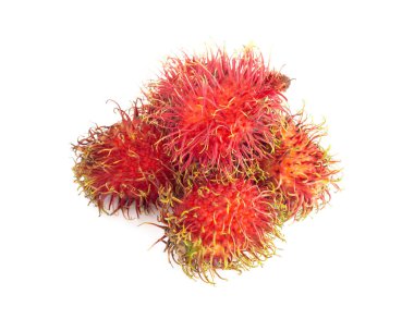 Taze olgun rambutan tropikal meyvesi beyaz arka planda izole edilmiş.