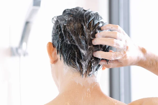 Nahaufnahme Junger Mann Beim Haarewaschen Mit Shampoo Badezimmer Vintage Ton — Stockfoto