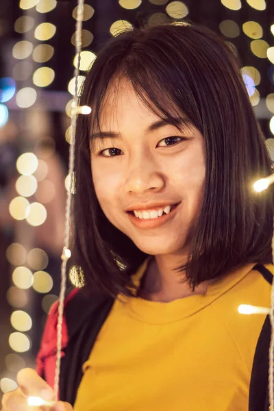 Asiatisk Flicka Ler Med Bokeh Ljus Juldagen Selektiv Fokus — Stockfoto