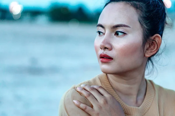 Asyalı Kadın Portresi Mavi Arka Planda Paylaşıyor Düşünüyor — Stok fotoğraf
