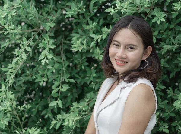 Mujer Sensación Feliz Con Fondo Naturaleza Verde —  Fotos de Stock