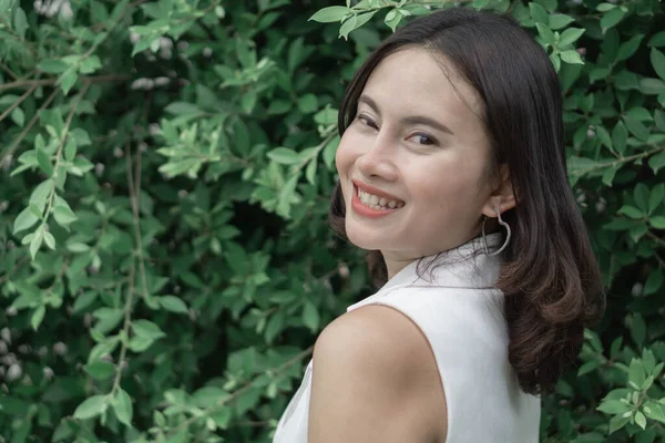 Mujer Sensación Feliz Con Fondo Naturaleza Verde —  Fotos de Stock