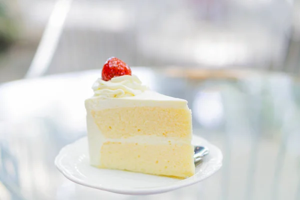 Gros Plan Gâteau Lait Délicieux Sur Fond Table Verre Foyer — Photo