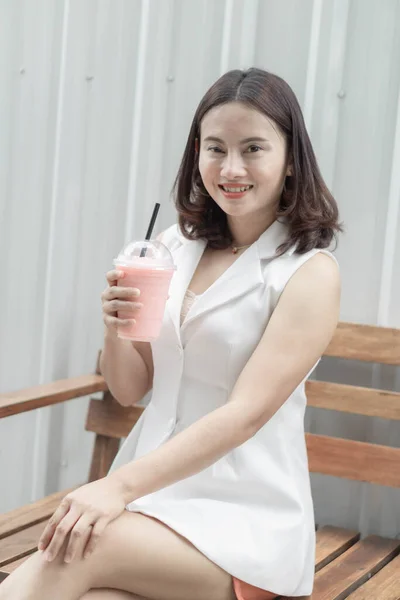 Primeros Planos Mujer Bebiendo Batido Fresa Pastel Con Fondo Naturaleza —  Fotos de Stock