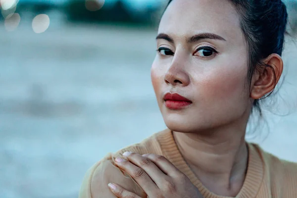 Asyalı Kadın Portresi Mavi Arka Planda Paylaşıyor Düşünüyor — Stok fotoğraf