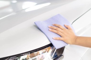 Mikrofiber bezle adam temizleme, araba temizleme (ya da valelik) konsepti. Seçici odak.