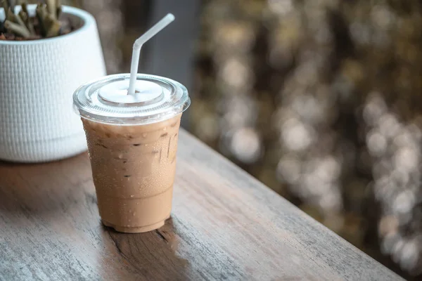 Gros Plan Verre Glace Americano Café Sur Table Bois Mise — Photo