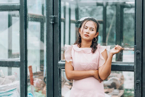 Portret Kobiety Azjatyckiej Zamieszczającej Oglądającej Aparat Fotograficzny Szklanym Domem — Zdjęcie stockowe