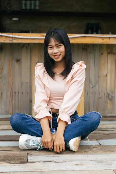 Retrato Mujer Feliz Asiática Sonriendo Con Puente Madera Enfoque Selectivo —  Fotos de Stock
