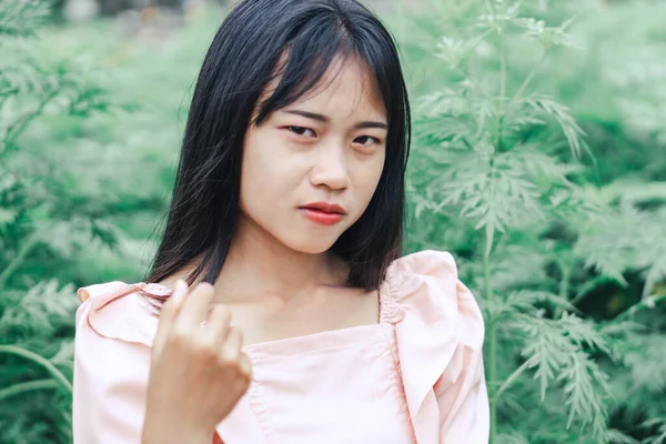 Asyalı Mutlu Kadın Portresi Doğa Bahçesiyle Gülümsüyor Seçici Odaklanma — Stok fotoğraf