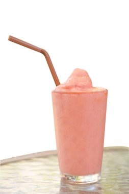 Beyaz arka planda kapalı çilekli smoothie, seçici odak