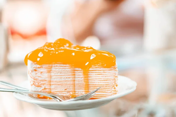 Крупним Планом Апельсиновий Торт Смачний Фоні Скляного Столу Вибірковий Фокус — стокове фото