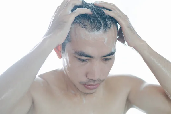 バスルーム ヴィンテージトーン 選択的な焦点でシャンプーで髪を洗うクローズアップ若い男 — ストック写真