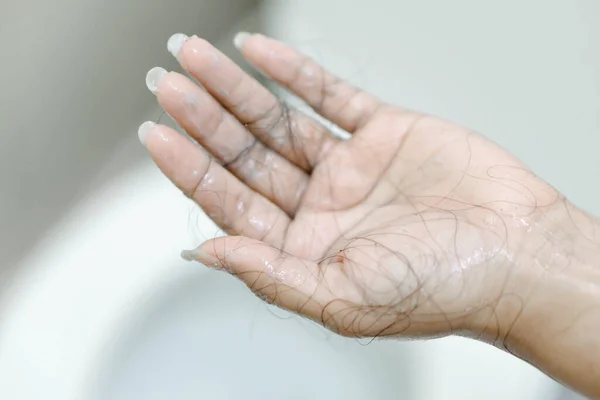 Zbliżenie Utrata Włosów Ręce Kobiety Łazience — Zdjęcie stockowe