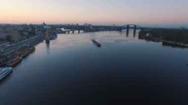 Mavna üzerinde günbatımı hava görüntüleri city port yakınındaki Nehri boyunca yelken