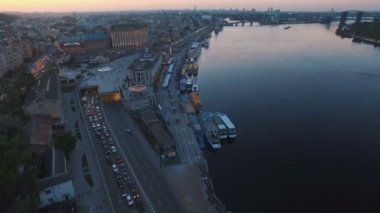 Bitirim ikili hava arabalara bir sürü Nehri boyunca Otoban