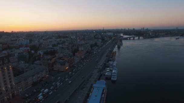 Snelweg langs de rivier met een heleboel auto's bij spitsuur luchtfoto — Stockvideo