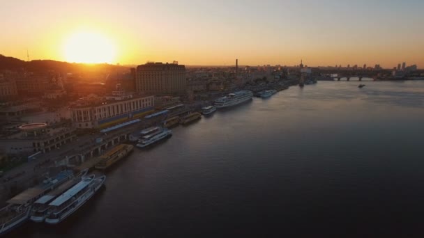 Річковий порт з човнами в старій частині міста на заході сонця повітря — стокове відео