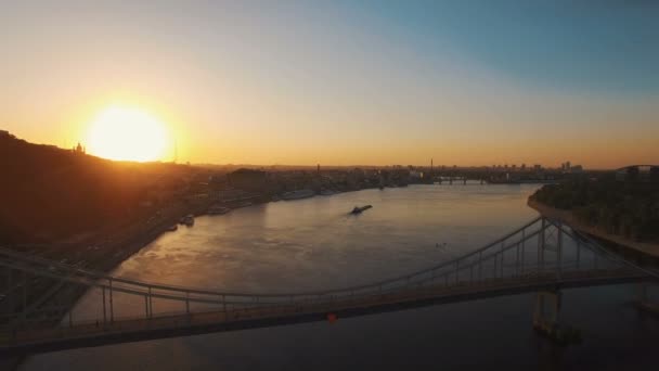 Ponte pedonale attraverso il fiume vicino al porto della città vecchia aerea — Video Stock