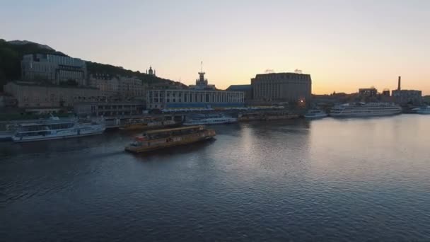 Kirándulás utasszállító hajó vitorlák a port, a naplemente a régi európai város — Stock videók